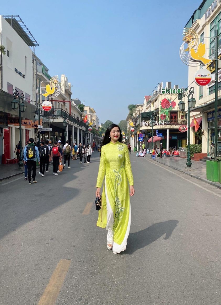 Sao Việt diện áo dài Tết