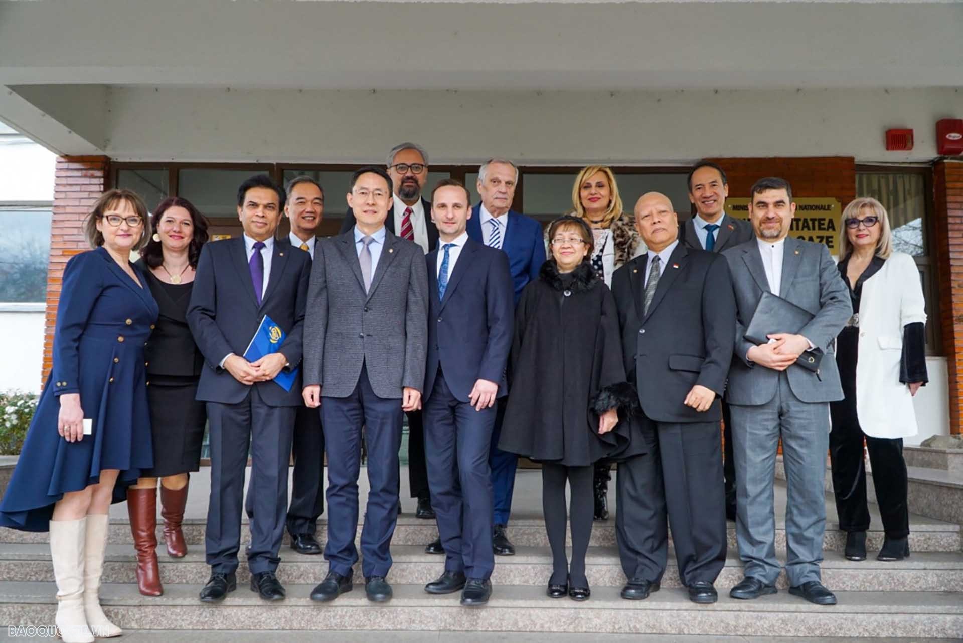 Các Đại sứ chụp ảnh với ông Alin Dinita, hiệu trưởng và Ban giám hiệu trường Đại học Dầu khí.