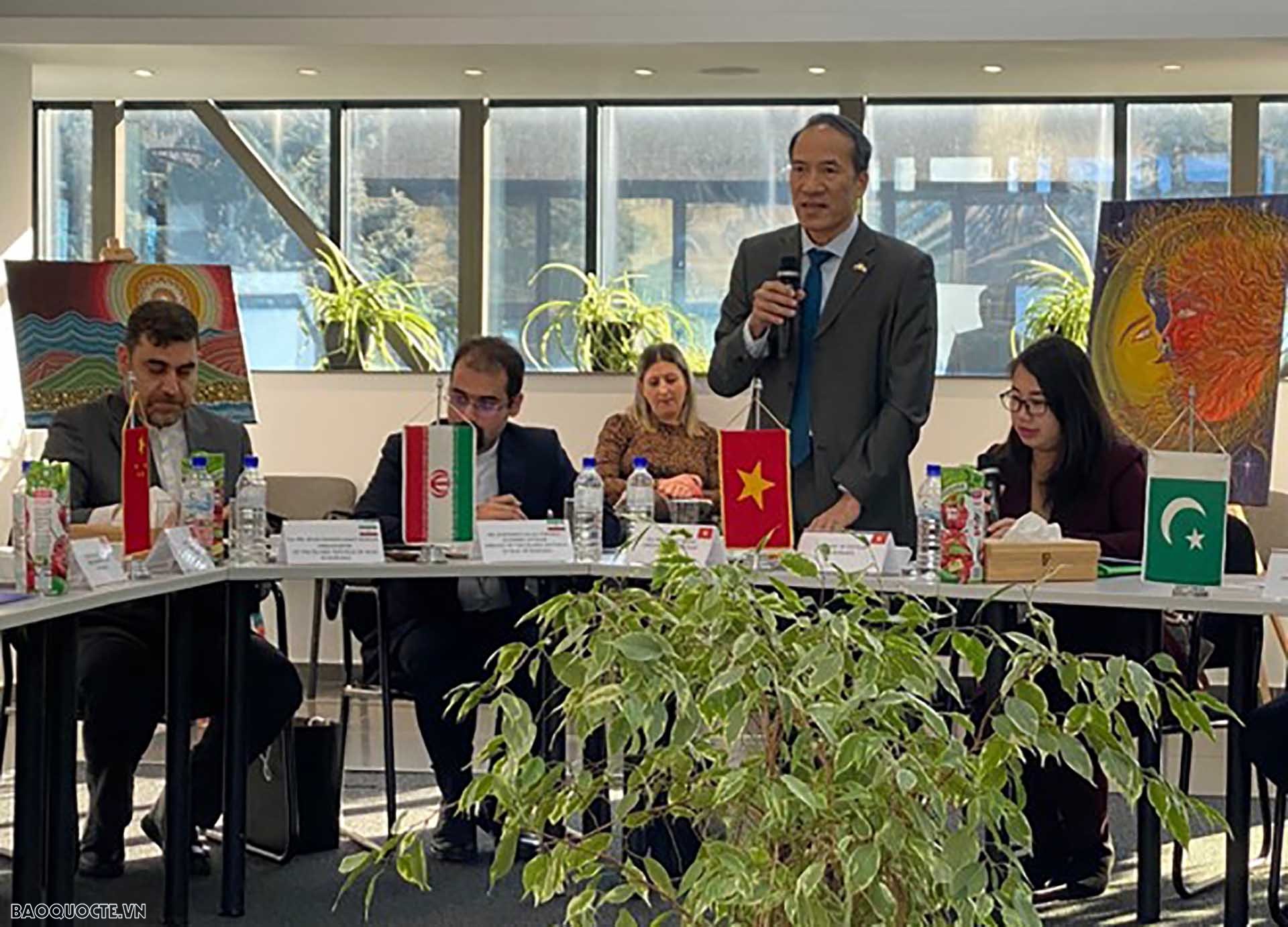 Đại sứ Đỗ Đức Thành phát biểu tại hội thảo.