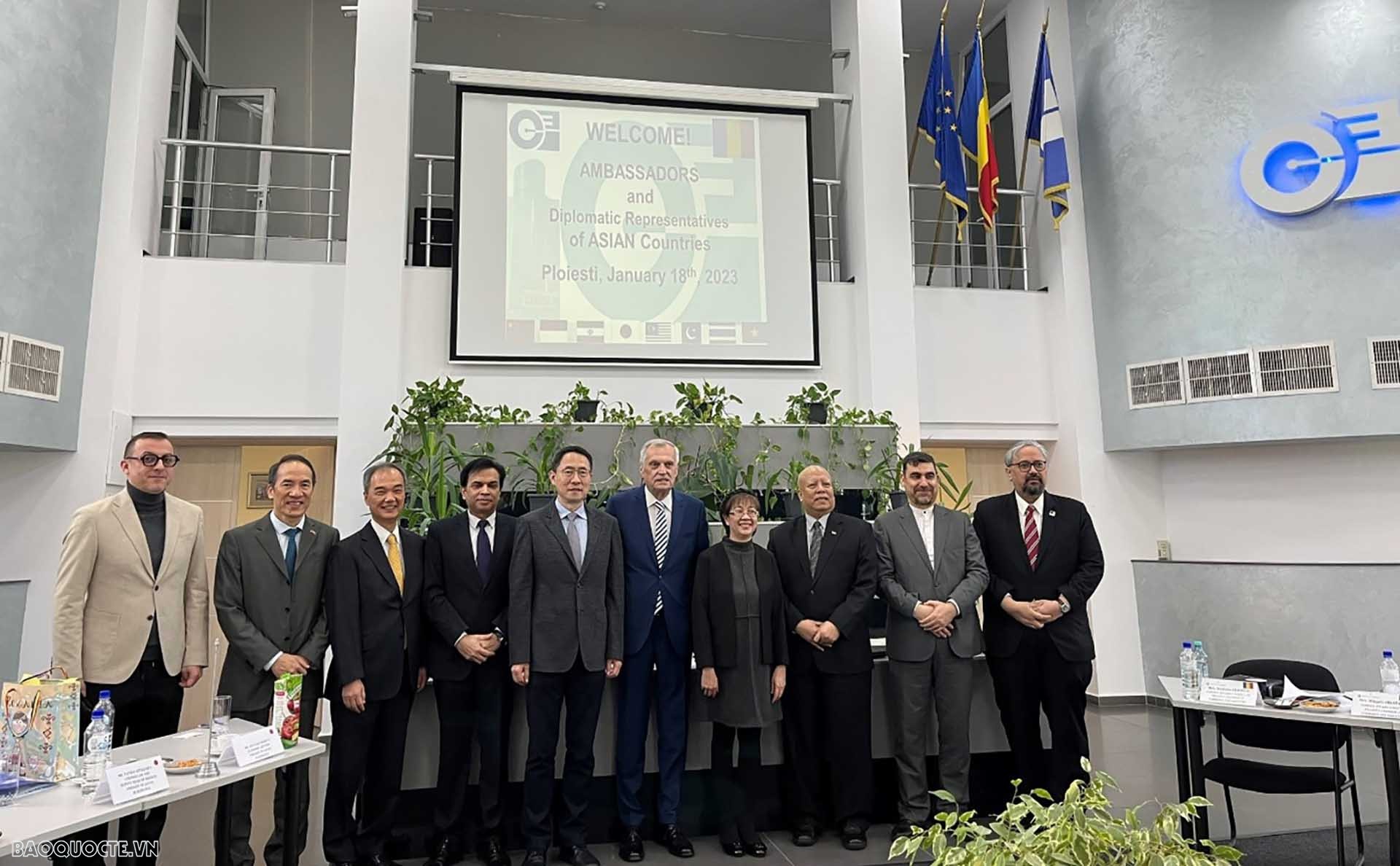 Các Đại sứ chụp ảnh chung với lãnh đạo Phòng Thương mại và Công nghiệp Prahova.