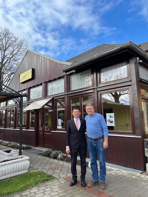 Đại sứ Nguyễn Tuấn thăm lại nơi lưu giữ bút tích của Chủ tịch Hồ Chí Minh tại Slovakia