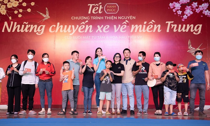 Dàn hoa, á hậu đem yêu thương đến người nghèo trước thềm năm mới