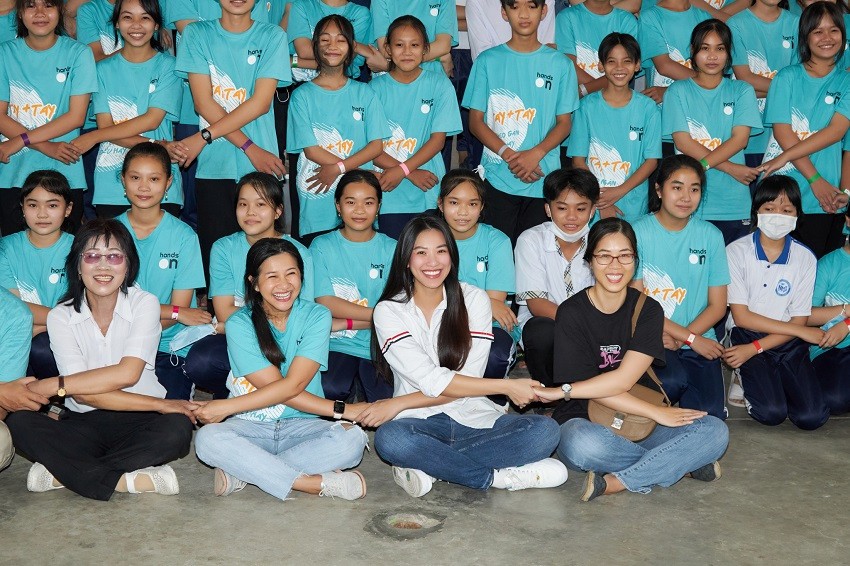 Dàn hoa, á hậu đem yêu thương đến người nghèo trước thềm năm mới