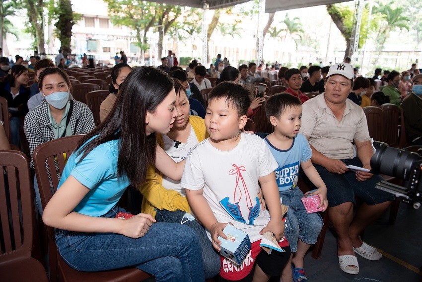 Hoa hậu Tiểu Vy đem yêu thương đến người nghèo trước thềm năm mới