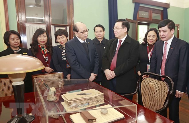 Chủ tịch Quốc hội dâng hương tưởng niệm Chủ tịch Hồ Chí Minh