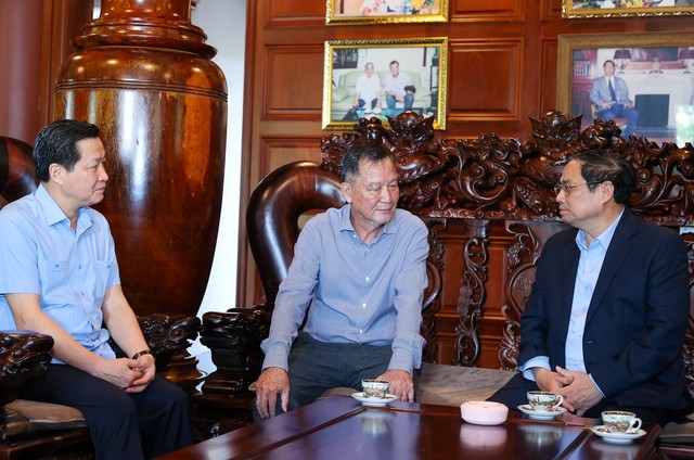 Trò chuyện với thân nhân đồng chí Phan Văn Khải, Thủ tướng Phạm Minh Chính gửi lời chúc mừng năm mới sức khỏe, an khang, thịnh vượng tới gia đình và mong muốn các thế hệ nối tiếp gìn giữ, phát huy truyền thống gia đình, đóng góp vào công cuộc xây dựng và bảo vệ Tổ quốc. (Nguồn: VGP News)