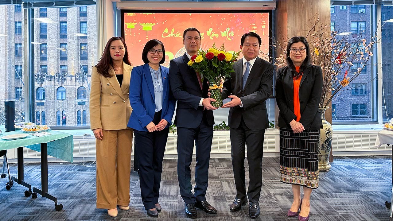 Đại sứ Anouparb Vongnorkeo, Trưởng Phái đoàn Lào tại Liên hợp quốc (LHQ), New York, cùng các cán bộ Phái đoàn Lào đã đến chúc Tết Đại sứ Đặng Hoàng Giang, Trưởng Phái đoàn Việt Nam tại LHQ, New York và các cán bộ, nhân viên Phái đoàn Việt Nam nhân dịp Tết Nguyên đán. 