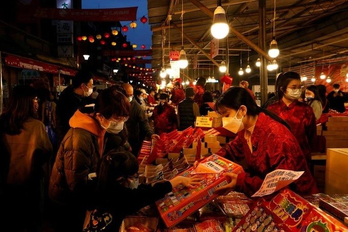 Người châu Á tất bật chuẩn bị đón Tết Quý Mão 2023