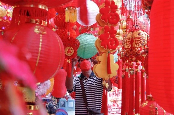 Người châu Á tất bật chuẩn bị đón Tết Quý Mão 2023