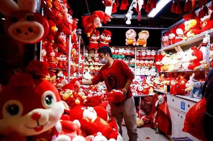 Người châu Á tất bật chuẩn bị đón Tết Quý Mão 2023