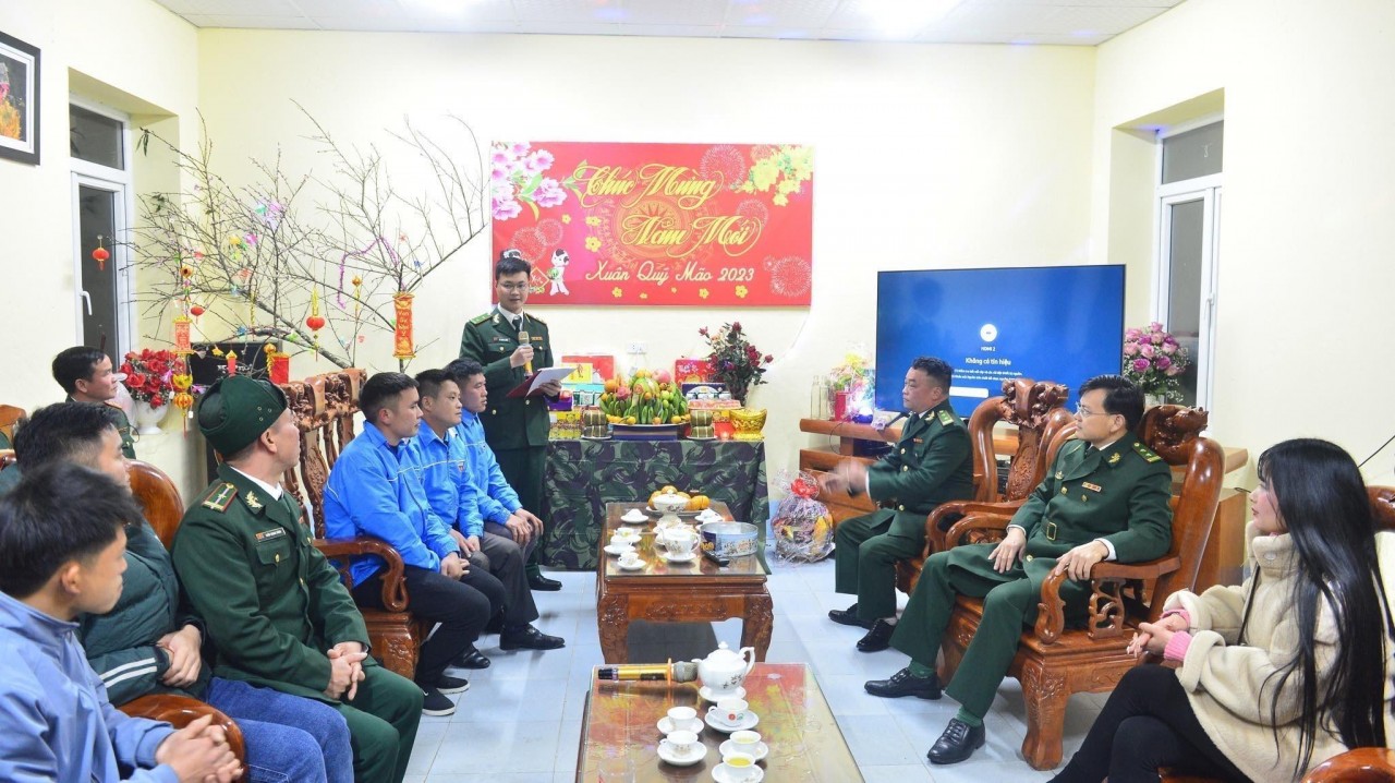 Đêm giao thừa, đoàn viên thanh niên các xã trên địa bàn đến thăm hỏi, chúc Tết cán bộ, chiến sĩ Đồn Biên phòng Thàng Tín. Ảnh: Nam Thái - TTXVN