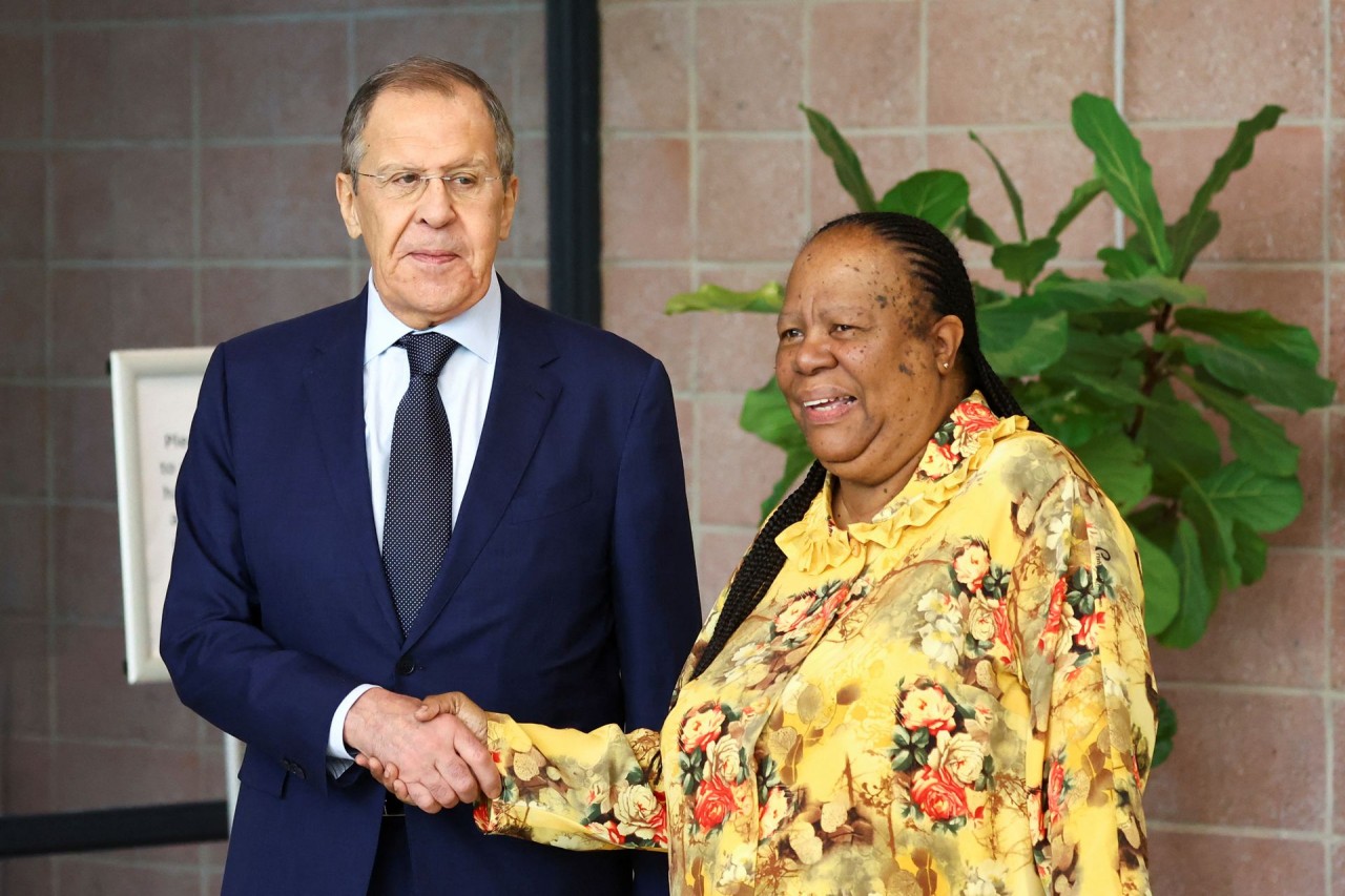 (01.23) Ngoại trưởng Nga Sergei Lavrov và người đồng cấp Nam Phi Naledi Pandor gặp gỡ ngày 23/1 tại Pretoria. (Nguồn: Reuters) (01.23) Ngoại trưởng Nga Sergei Lavrov và người đồng cấp Nam Phi Naledi Pandor gặp gỡ ngày 23/1 tại Pretoria. (Nguồn: Reuters)