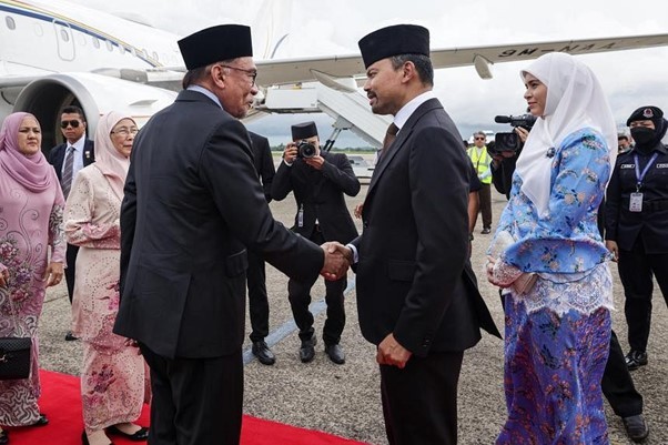 Thái tử Brunei Al-Muhtadee Billah Bolkiah đã chủ trì lễ đón chính thức dành cho Thủ tướng Malaysia Anwar Ibrahim ngay sau khi chuyên cơ chở Thủ tướng và phu nhân hạ cánh xuống sân bay quốc tế Brunei vào lúc 3h13 ngày 24/1. (Nguồn: Bernama) Thái tử Brunei Al-Muhtadee Billah Bolkiah đã chủ trì lễ đón chính thức dành cho Thủ tướng Malaysia Anwar Ibrahim ngay sau khi chuyên cơ chở Thủ tướng và phu nhân hạ cánh xuống sân bay quốc tế Brunei vào lúc 3h13 ngày 24/1. (Nguồn: Bernama)