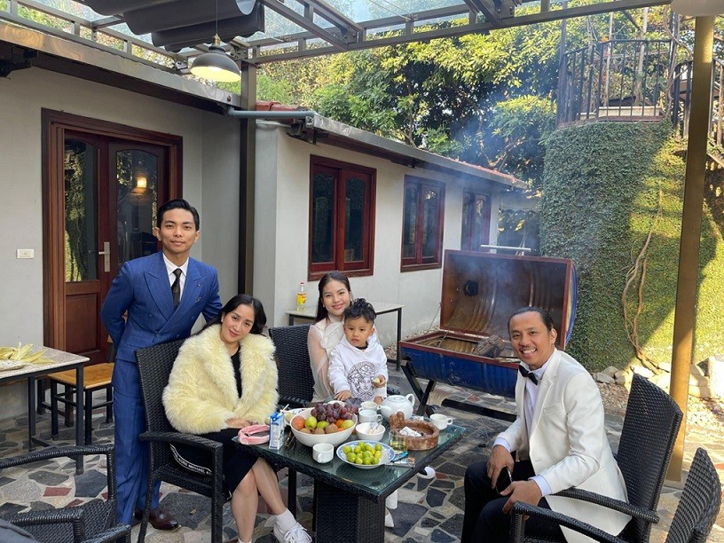 Gia đình Khánh Thi - Phan Hiển chúc Tết gia đình Chí Anh ở Hà Nội. Hai nhà giữ mối quan hệ thân thiết nhiều năm nay. Khánh Thi luôn khẳng định Chí Anh có vai trò quan trọng trong thành công của Phan Hiển.