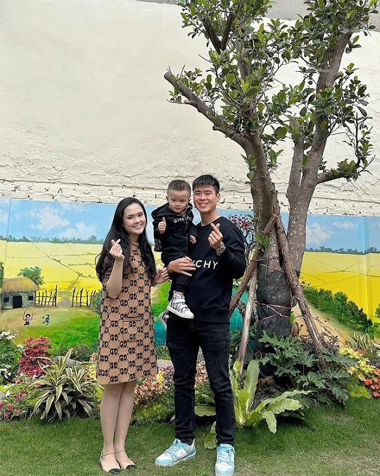 Tuyển thủ Việt du Xuân: Đoàn Văn Hậu và Doãn Hải My sánh đôi, Quế Ngọc Hải lịch lãm bên gia đình