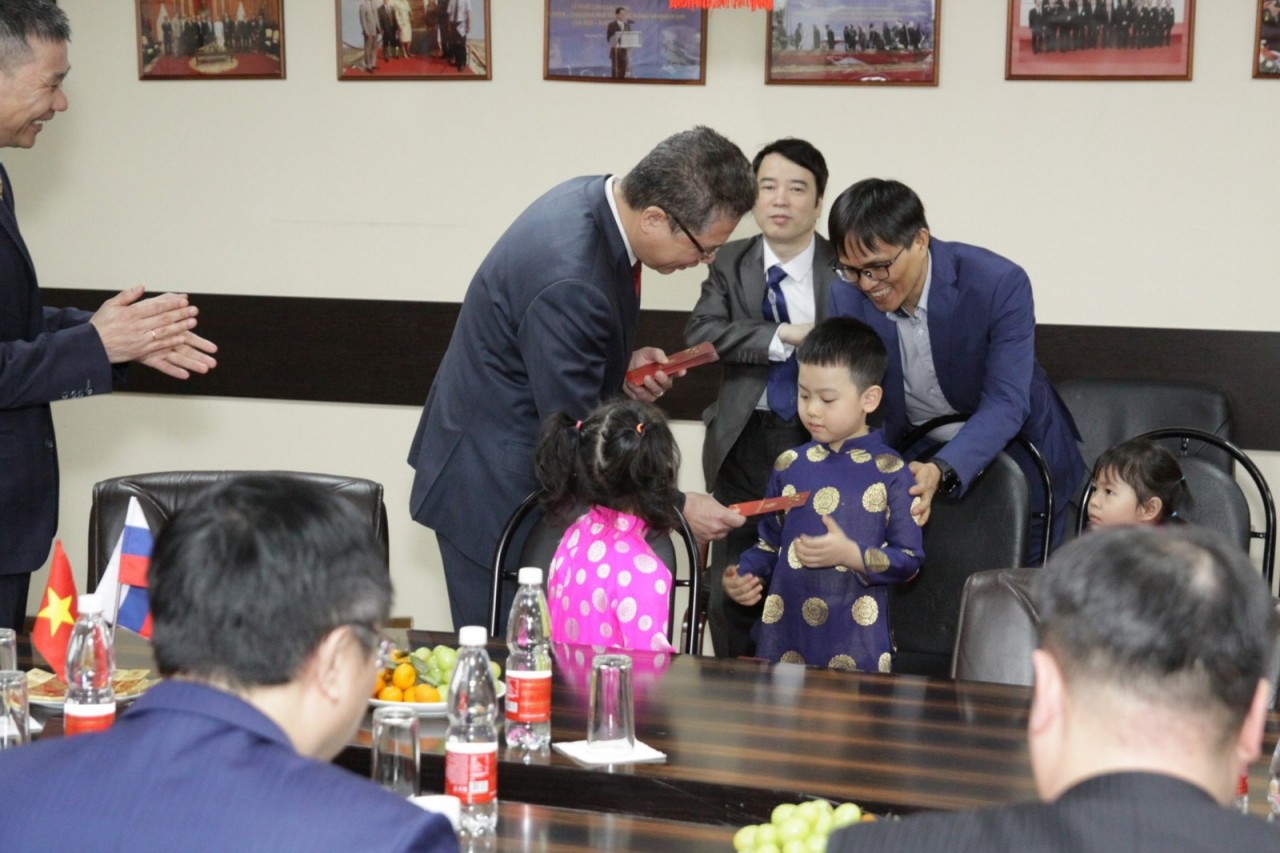 Đại sứ Đăng Minh Khôi thăm và chúc Tết cộng đồng người Việt tại Nga