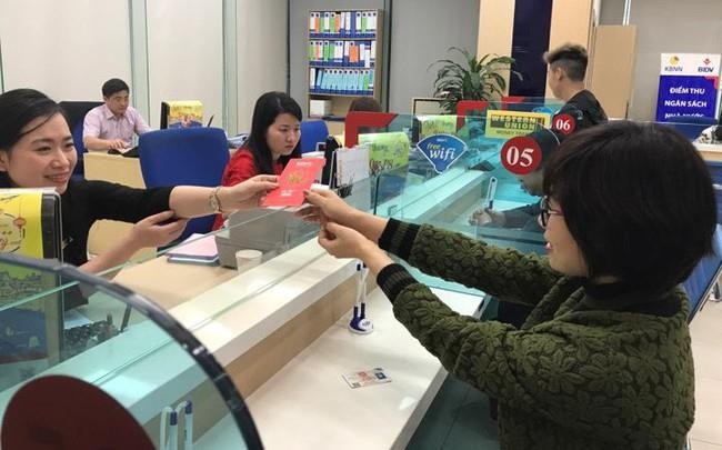 Khách hàng sẽ nhận được ưu đãi gì khi gửi tiền tiết kiệm sau Tết? (Nguồn: cafebiz)