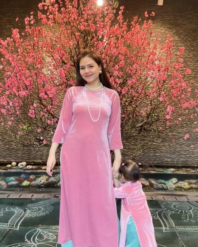 Thời trang áo dài đôi đón Tết của mỹ nhân Việt và con gái những ngày đón Tết