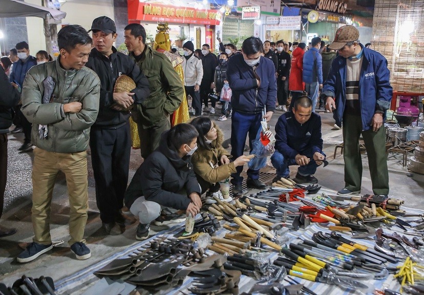 Tấp nập phiên chợ 'cả năm chỉ họp một lần' tại Nam Định