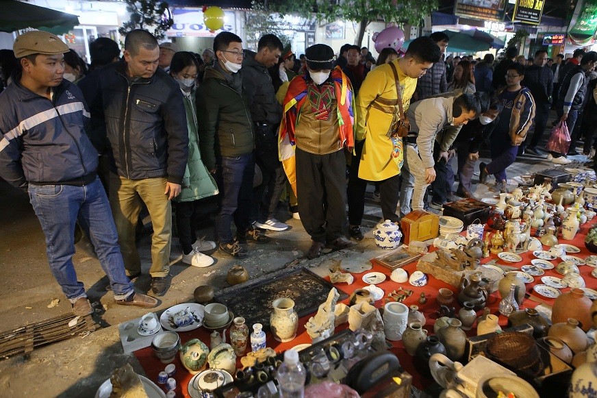 Tấp nập phiên chợ 'cả năm chỉ họp một lần' tại Nam Định