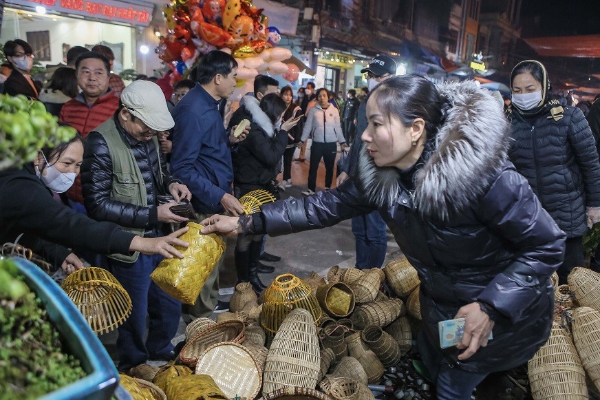 Tấp nập phiên chợ 'cả năm chỉ họp một lần' tại Nam Định