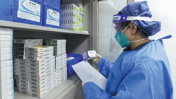 trung quoc cap phep su dung 2 loai thuoc noi dia dieu tri covid19