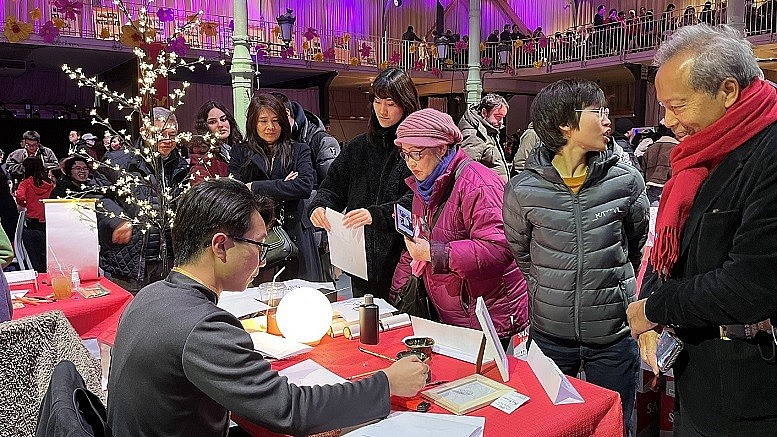 Tưng bừng hội Tết của người Việt Nam tại Pháp ở ngoại ô Paris Tưng bừng hội Tết của người Việt tại Pháp ở vùng ngoại ô Paris