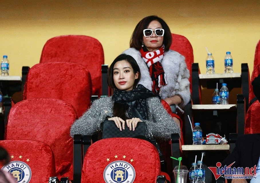 Hoa hậu Việt Nam 2016 Đỗ Mỹ Linh cũng có mặt trên khán đài. Mỹ Linh là bà xã của Chủ tịch CLB Hà Nội Đỗ Vinh Quang.