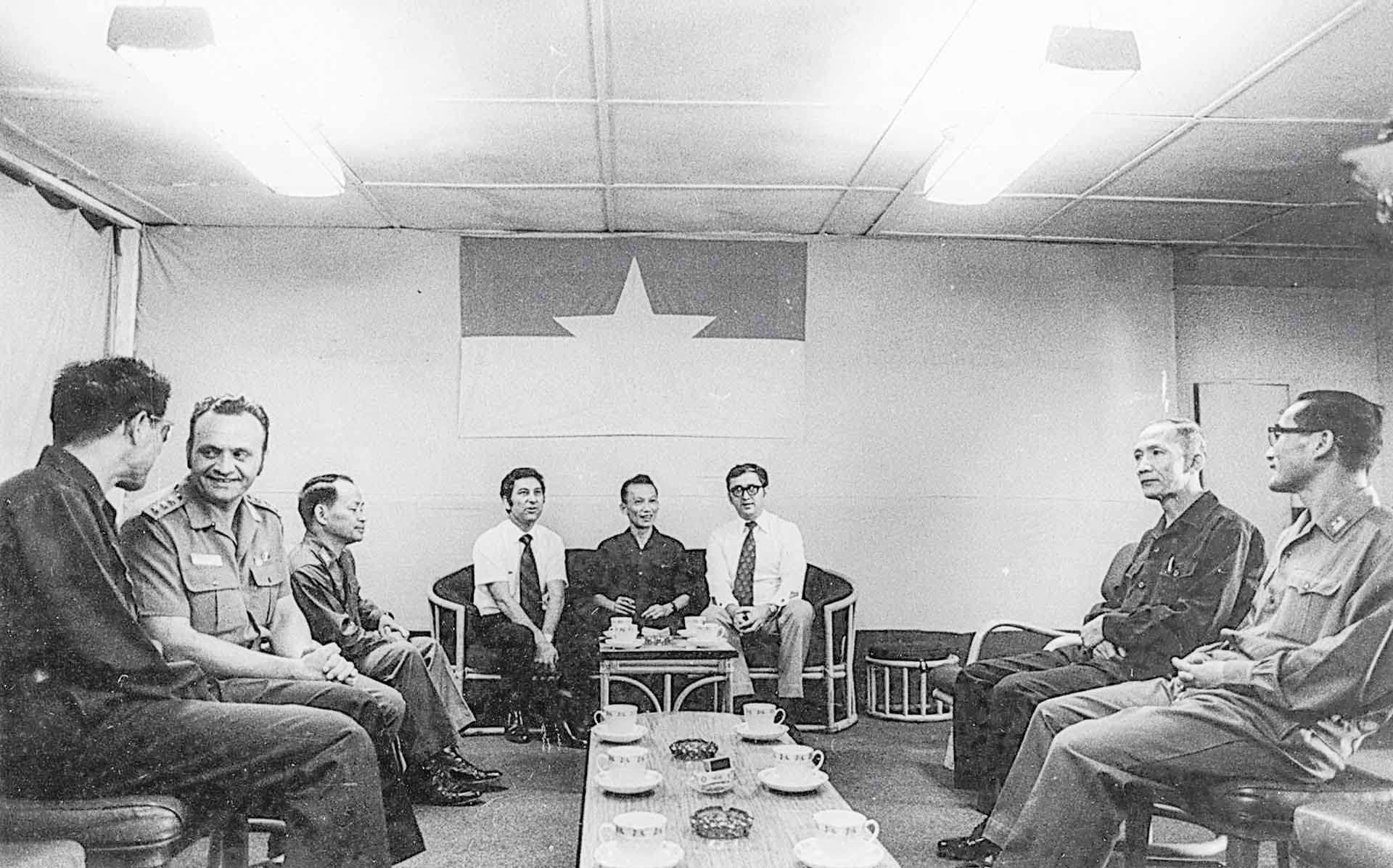 Đại tá Võ Đông Giang làm việc với các bạn Hungary và Ba Lan trong Trại Davis.