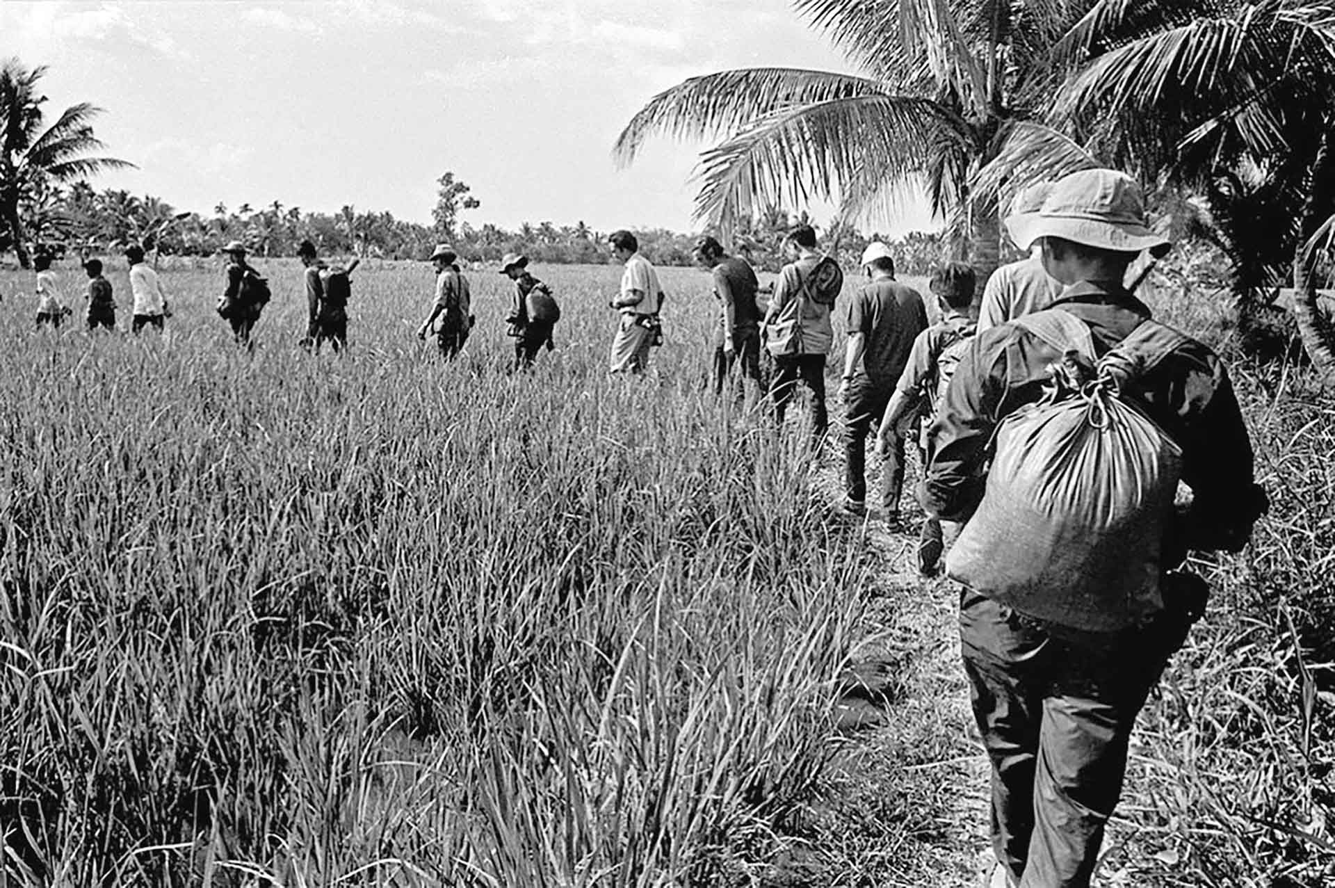 Đi vào vùng giải phóng tháng 02/1973. Ông Pomonti là người thứ tám trong hàng sau nhà báo Tiziano (áo sơ mi trắng). Đi vào vùng giải phóng tháng 02/1973. Ông Pomonti là người thứ tám trong hàng sau nhà báo Tiziano (áo sơ mi trắng).