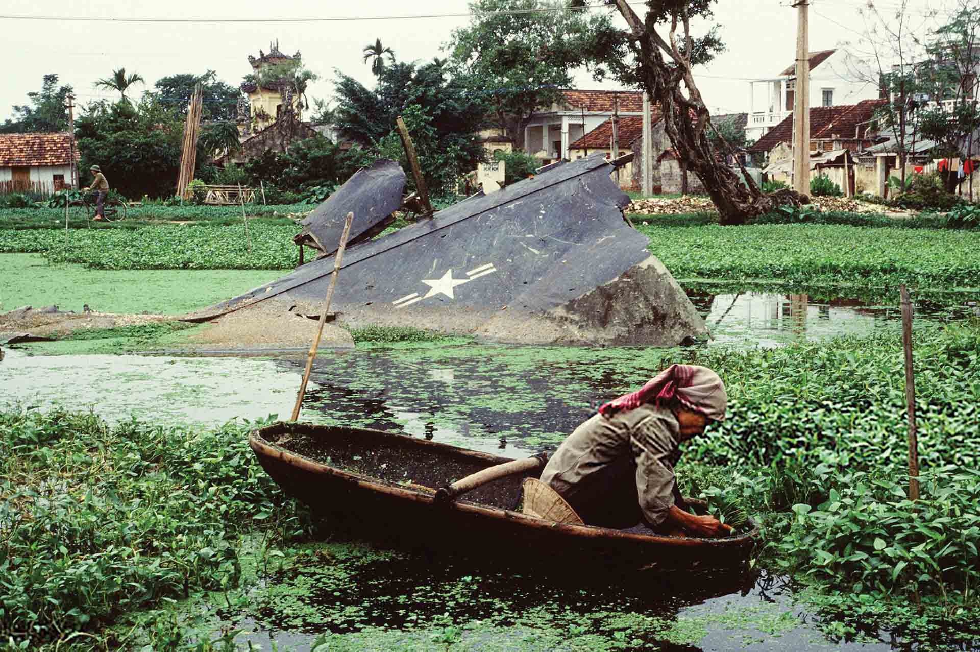 Một phần cánh máy bay ném bom B-52 của Mỹ bị bắn rơi trong trận ném bom Giáng sinh năm 1972 trong một khu dân cư ở Hà Nội.