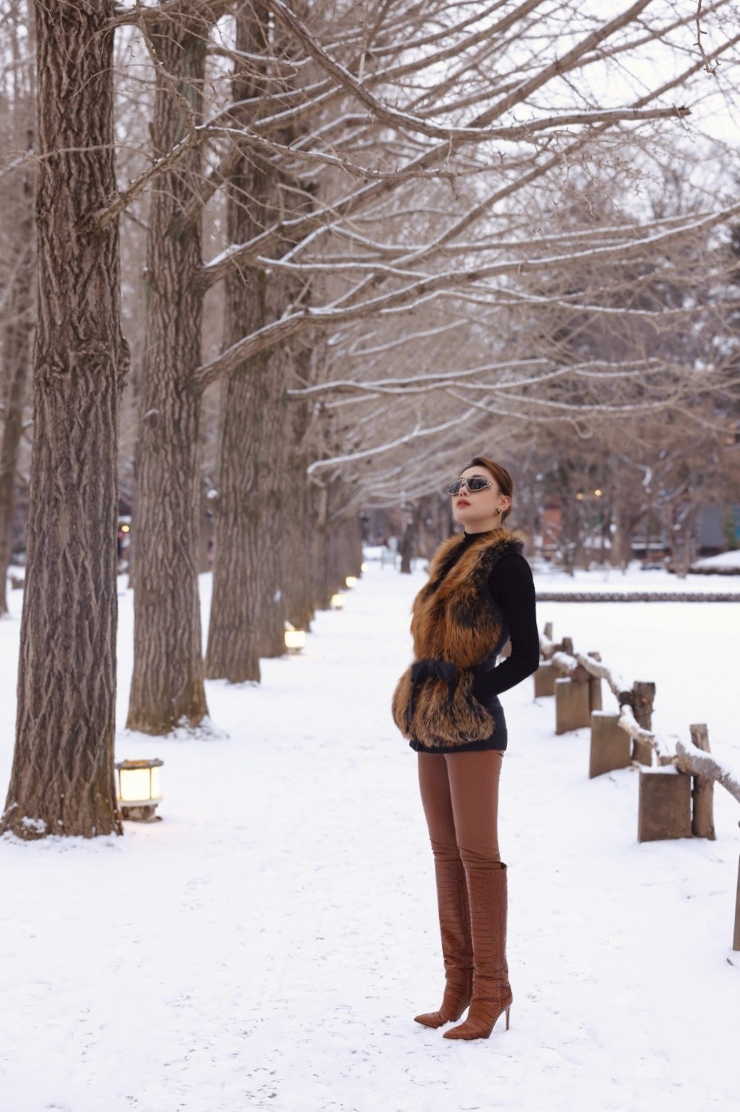 Phương Oanh vừa có chuyến du lịch đến các địa điểm gắn với một số phim truyền hình nổi tiếng của Hàn Quốc như: 'Bản tình ca mùa đông', 'Trái tim mùa thu', 'Yêu tinh'... Tại đảo Nami phủ kín tuyết, cô diện 'cây' hàng hiệu với áo lông Prada kết hợp áo len Dsquared cùng giày cao cổ Paris Texas tiệp màu quần.