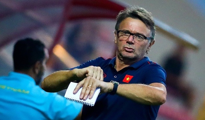Tìm hiểu mức lương của HLV Philippe Troussier