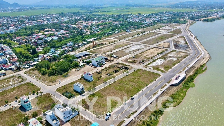 Cả chục năm nay, các hộ dân ở dự án Nam Sông Cái – Diên Khánh vẫn chưa được thực hiện công tác đền bù, tái định cư. (Nguồn: BXD)