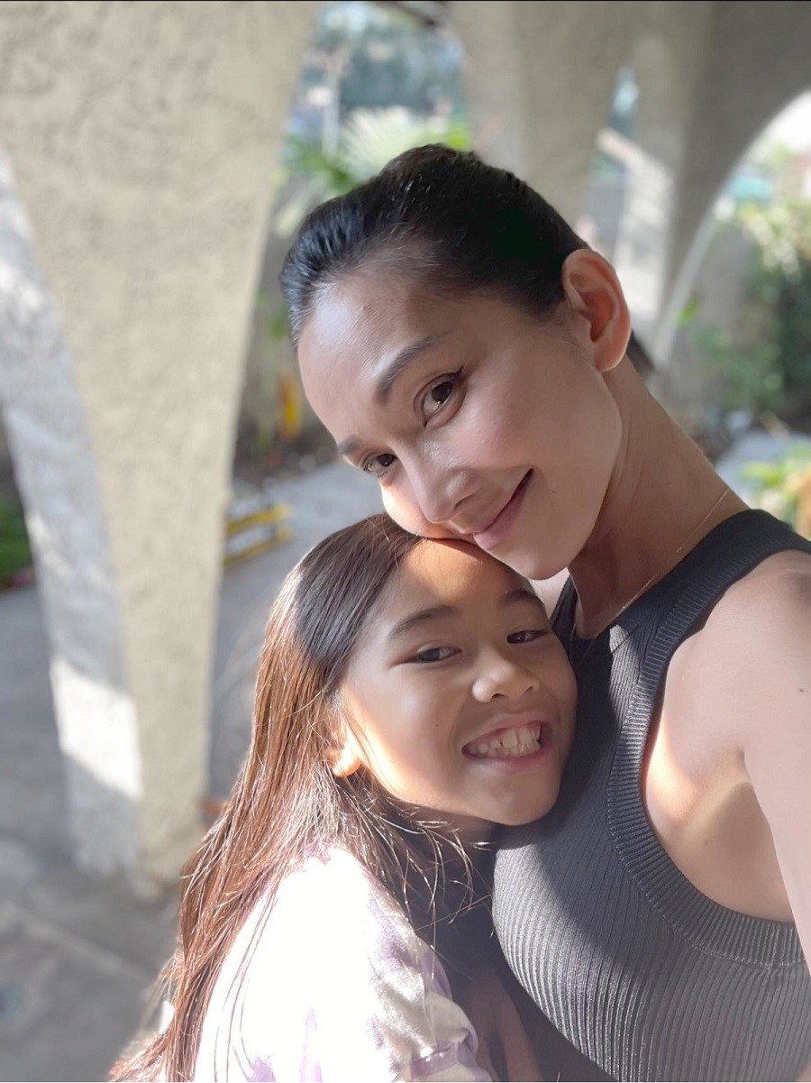 Kim Hiền an nhiên với cuộc sống trong ngôi nhà phủ đầy hoa lá