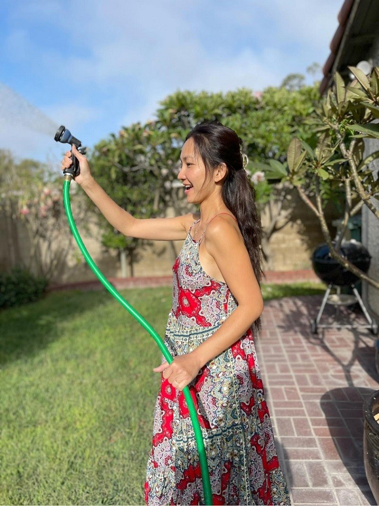 Kim Hiền an nhiên với cuộc sống trong ngôi nhà phủ đầy hoa lá