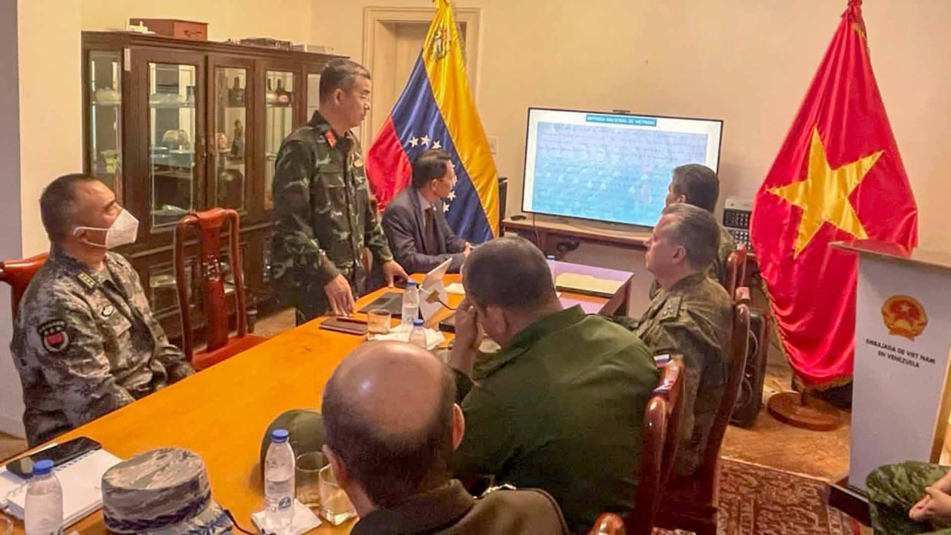 Đại tá Vũ Thế Trung giới thiệu một số thông tin về Sách trắng quốc phòng Việt Nam.