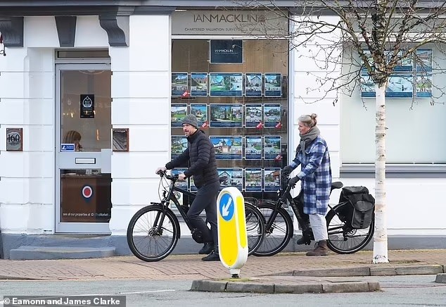 Thành công bước đầu với MU, HLV Erik ten Hag tìm nhà ở Manchester