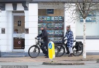 Thành công bước đầu với MU, HLV Erik ten Hag tìm nhà định cư