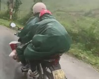 Hình ảnh cô giáo chở 2 con đến trường vùng cao trong mưa lạnh gây 'bão' mạng