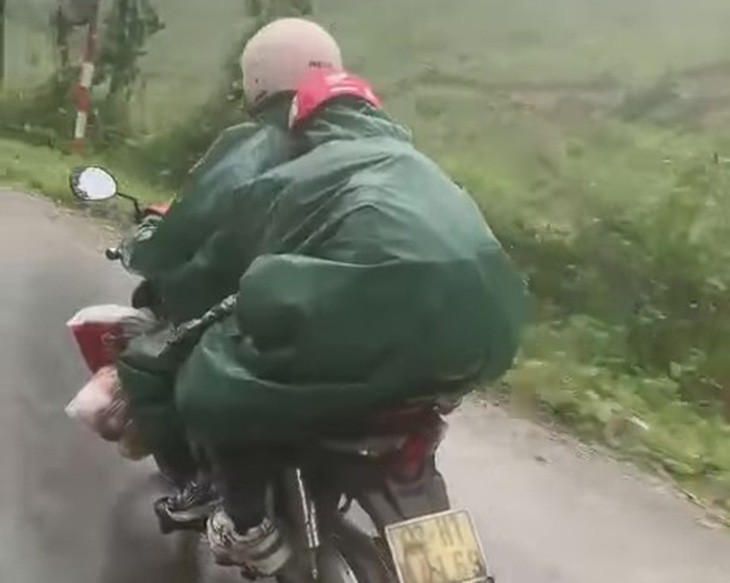 Xúc động hình ảnh cô giáo chở 2 con đến trường vùng cao trong mưa lạnh