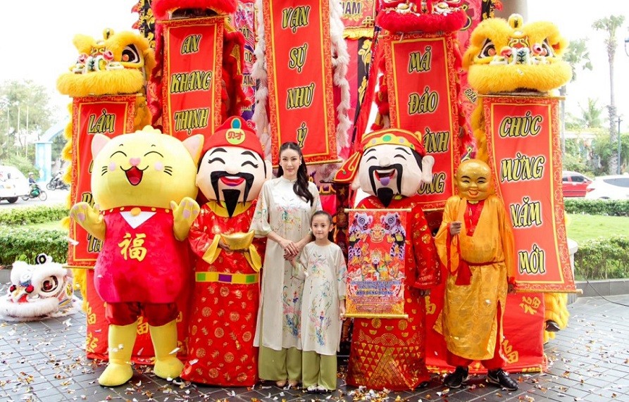 Hà Kiều Anh khoe ảnh diện áo dài đôi với con gái cưng, khi hai mẹ con cùng về Vũng Tàu du xuân, dịp đầu năm mới Quý Mão.