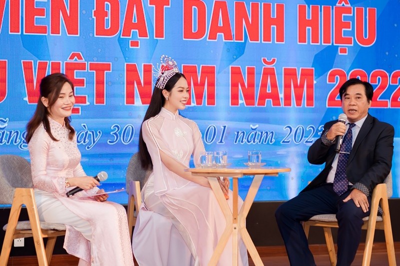 Hoa hậu ThanhThủy trở về thăm trường và được nhận học bổng toàn phần