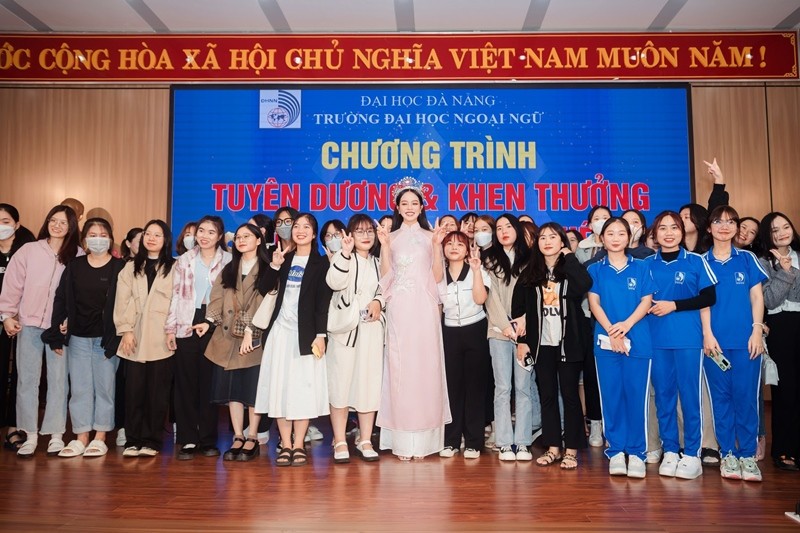Hoa hậu ThanhThủy trở về thăm trường và được nhận học bổng toàn phần