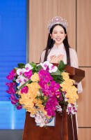 Hoa hậu Thanh Thủy về thăm trường, được nhận giấy khen và học bổng toàn phần