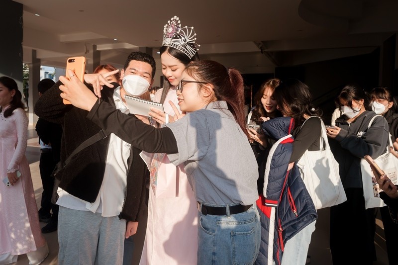 Hoa hậu ThanhThủy trở về thăm trường và được nhận học bổng toàn phần