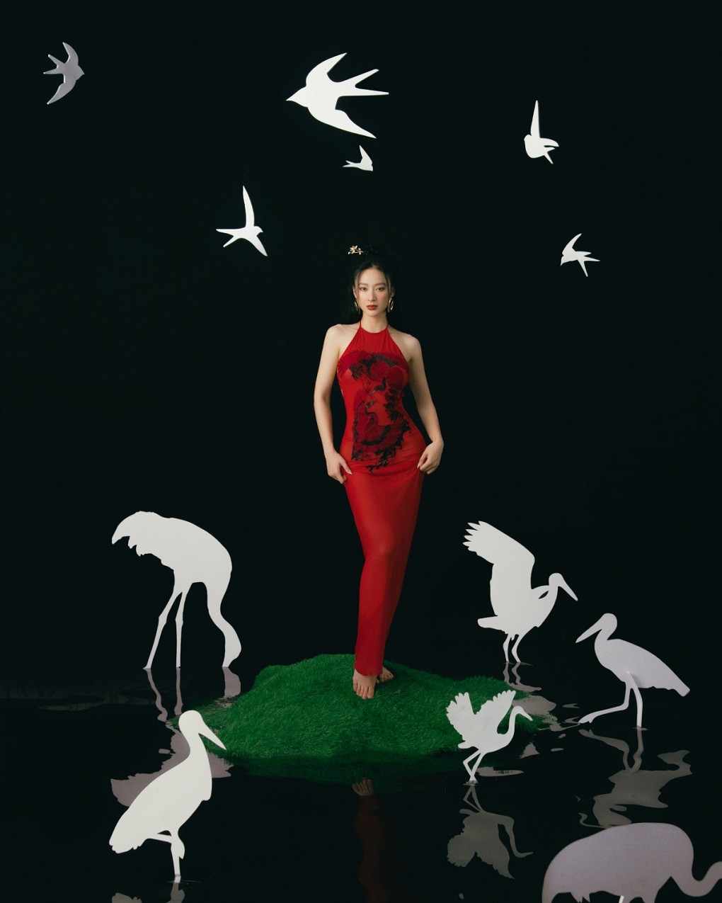 Angela Phương Trinh từng nhiều lần gây chú ý khi khoe cơ bắp cuồn cuộn trong phòng gym. Gần đây, hình thể người đẹp dần thay đổi, trông nhỏ nhắn, nữ tính hơn.