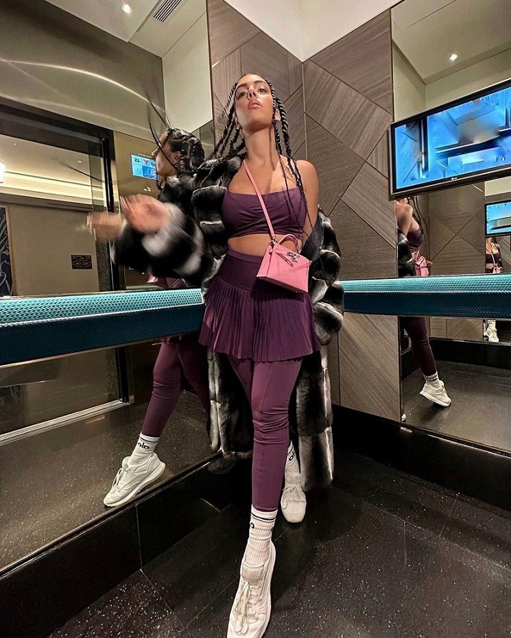 Từ nhiều năm nay, Georgina Rodríguez thường xuyên gắn bó với các thiết kế áo lông cao cấp của Italy. Trong tủ đồ của bạn gái C.Ronaldo có hàng loạt mẫu áo lông thú đắt đỏ trị giá hàng nghìn USD.