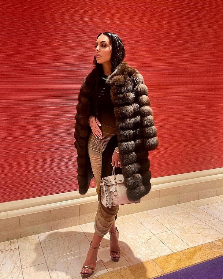 Bộ sưu tạp áo lông thú đắt giá của bạn gái Ronaldo