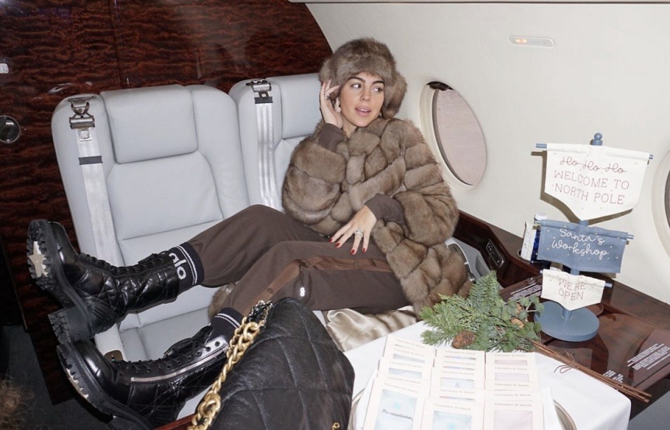 Bộ sưu tạp áo lông thú đắt giá của bạn gái Ronaldo